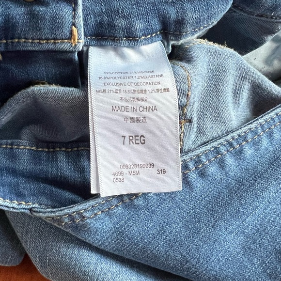 Girl’s Denim Levi’s Overalls - Picture 4 of 8